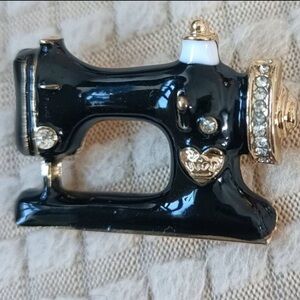 BNIB Elegant Vintage Style Sewing Machine Rhinestone Brooch Gold Tone